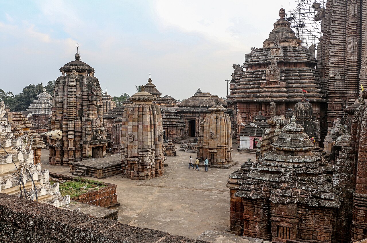 Color photograph of the Lingaraja Temple tower in Bhubaneswar.