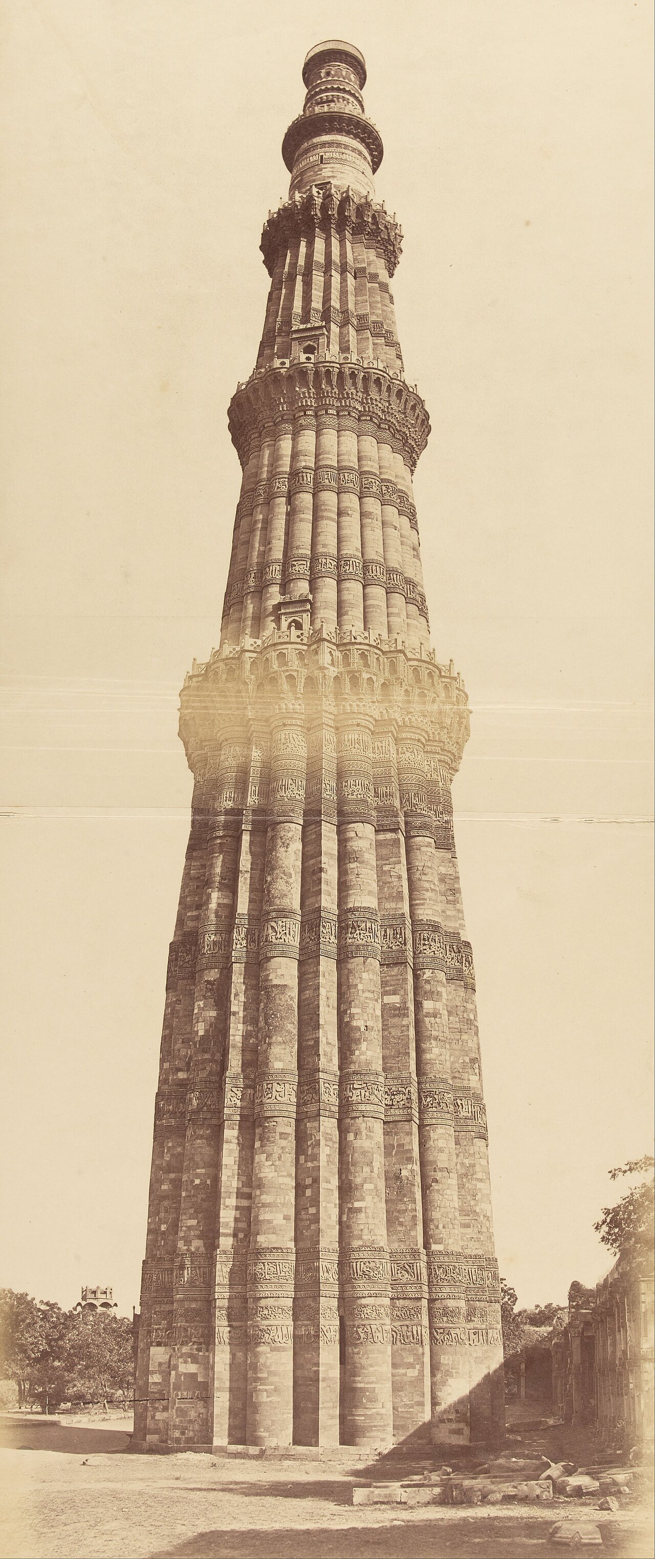 Albumen photograph from 1858 by Felice Beato showing the shaft of the Qutb Minar.