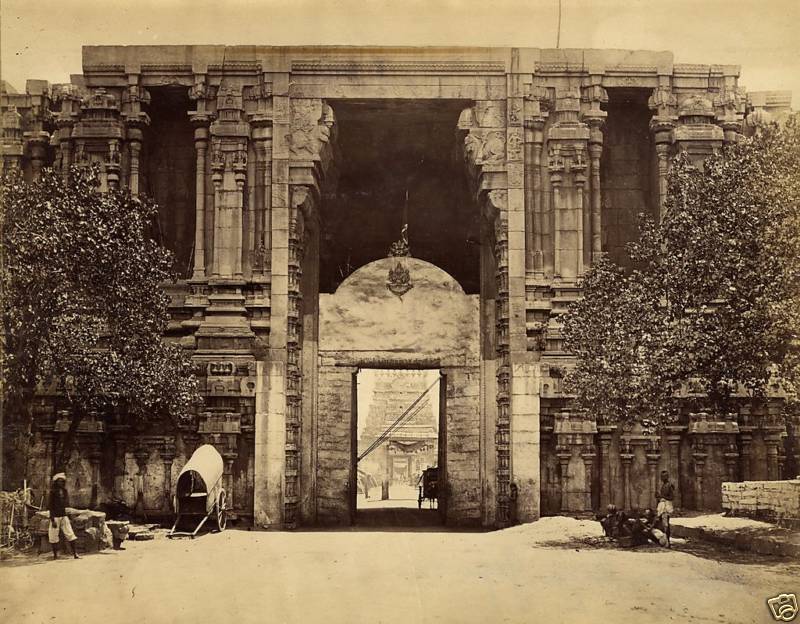 Albumen photograph from about 1870 showing the royal gopuram of the Ranganathaswamy Temple at Srirangam.